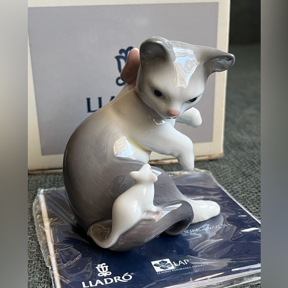 Lladró Cat and Mouse porcelain figurine, model number 5236 in original box